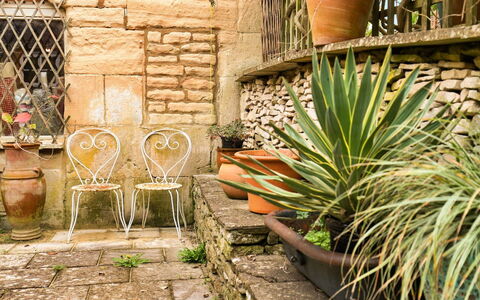 Aarons: Vaso Di Fiori, Pianta Della Casa, Flagstone, Brick, Giardino, Sedia, Mobili Da Esterno, Muro ​​Di Pietra, Landscaping, Backyard