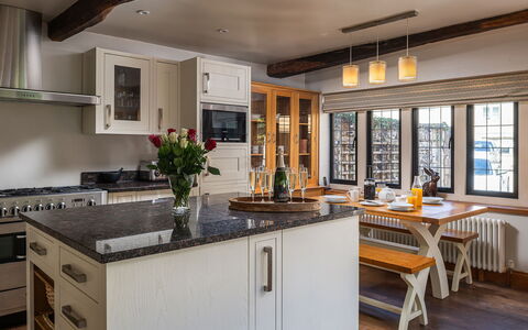 The Painswick Retreat: Mobilia, Cucina, Controsoffitto, Interior Design, Cabinetry, Pavimentazione, Elettrodomestico Da Cucina, Legna, Soffitto, Lampada