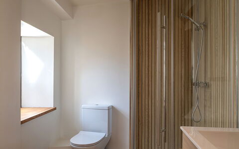 The Painswick Retreat: Parete, Pavimentazione, Bagno, Idraulico Fixture, Legna, Pavimento, Interior Design, Marrone, Lavandino Del Bagno, Idraulico