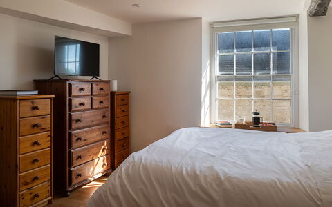 The Painswick Retreat: Letto, Camera Da Letto, Mobilia, Bedding, Lenzuolo, Legna, Interior Design, Pavimentazione, Pavimento, Cassetto