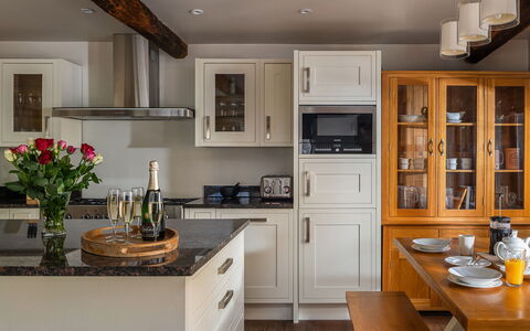 Serenity: Mobilia, Cabinetry, Interior Design, Controsoffitto, Cucina, Legna, Pavimentazione, Elettrodomestico Da Cucina, Casa, Credenza