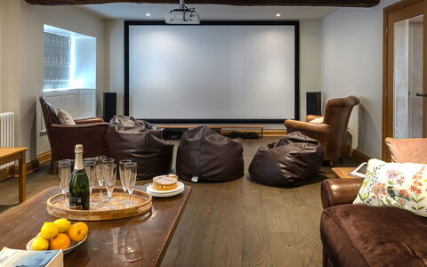 Serenity: Mobilia, Interior Design, Divano, Pavimentazione, Soffitto, Pavimento, Soggiorno, Camera, Illuminazione, Casa