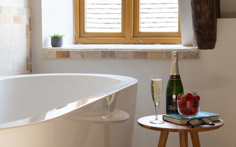 Serenity: Interior Design, Pavimentazione, Legna, Idraulico Fixture, Pavimento, Illuminazione, Vasca Da Bagno, Marrone, Bagno, Casa