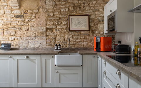 Tranquility House: Cucina, Controsoffitto, Cabinetry, Mobilia, Elettrodomestico Da Cucina, Interior Design, Parete, Pavimentazione, Legna, Apparecchio Major