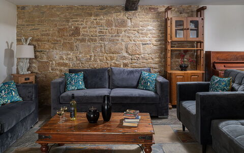 Tranquility House: Mobilia, Interior Design, Divano, Pavimentazione, Parete, Pavimento, Legna, Soggiorno, Casa, Camera