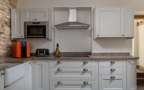 Tranquility House: Cabinetry, Legna, Cucina, Controsoffitto, Pavimentazione, Interior Design, Mobilia, Apparecchio Major, Elettrodomestico Da Cucina, Cassetto