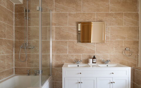 Tranquility House: Bagno, Pavimentazione, Idraulico Fixture, Parete, Interior Design, Lavello, Pavimento, Lavandino Del Bagno, Controsoffitto, Legna