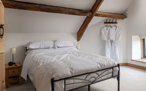 Tranquility House: Letto, Mobilia, Camera Da Letto, Bedding, Interior Design, Lenzuolo, Parete, Pavimentazione, Pavimento, Legna
