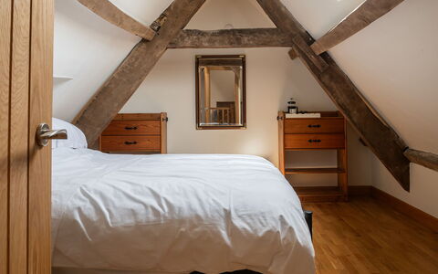 Tranquility House: Letto, Mobilia, Camera Da Letto, Interior Design, Parete, Pavimentazione, Legna, Pavimento, Bedding, Lenzuolo