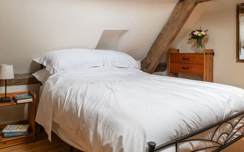 Tranquility House: Letto, Mobilia, Bedding, Camera Da Letto, Lenzuolo, Interior Design, Pavimento, Pavimentazione, Legna, Biancheria