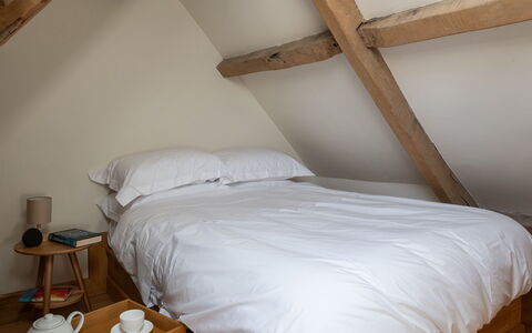 Tranquility House: Letto, Camera Da Letto, Bedding, Lenzuolo, Mobilia, Legna, Interior Design, Biancheria, Pavimento, Pavimentazione