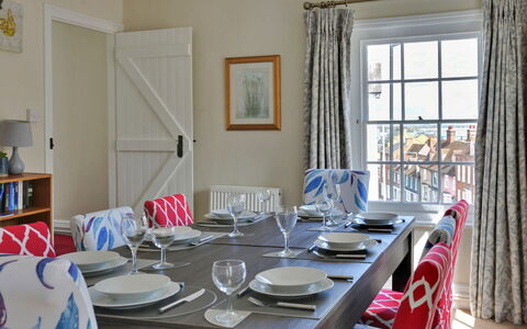 The Red House, Maldon: Mobilia, Interior Design, Pavimentazione, Sedia, Tavolo, Pavimento, Soffitto, Camera, Tessile, Sala Da Pranzo