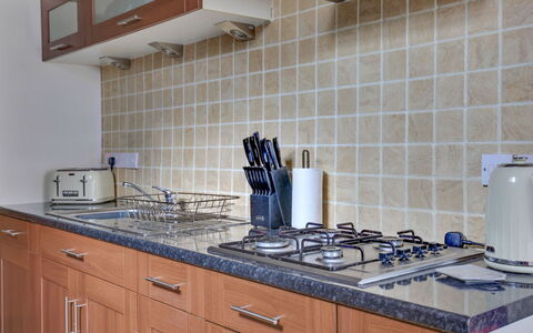 The Red House, Maldon: Cucina, Controsoffitto, Elettrodomestico Da Cucina, Apparecchio Major, Cabinetry, Pavimentazione, Cucina Stufa, Stufa, Stufa A Gas, Lavandino Della Cucina