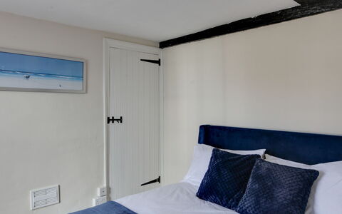 The Red House, Maldon: Camera Da Letto, Letto, Interior Design, Bedding, Lenzuolo, Pavimento, Pavimentazione, Biancheria, Camera, Telaio Del Letto