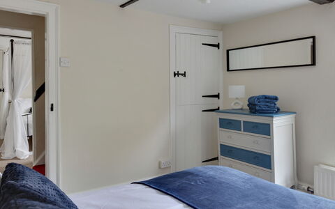 The Red House, Maldon: Letto, Mobilia, Camera Da Letto, Interior Design, Bedding, Lenzuolo, Camera, Soffitto, Biancheria, Tessile