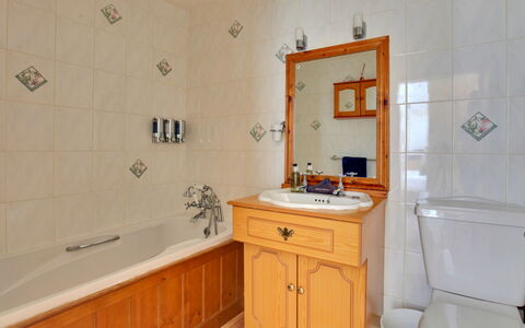 The Red House, Maldon: Idraulico Fixture, Pavimentazione, Interior Design, Bagno, Lavandino Del Bagno, Pavimento, Lavello, Cabinetry, Rubinetto, Mobilia
