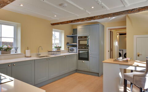 Josua, Maldon: Pavimentazione, Mobilia, Interior Design, Cucina, Controsoffitto, Cabinetry, Legna, Soffitto, Pavimento, Lampada