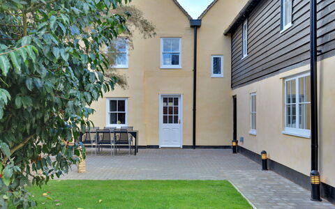 Josua, Maldon: Casa, Prato, Cortile, Giardino, Backyard, Cortile, Estate, Landscaping, Shade, Erba Sintetica