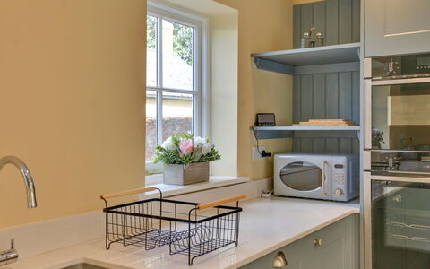 Josua, Maldon: Interior Design, Legna, Cucina, Pavimentazione, Mobilia, Cabinetry, Controsoffitto, Elettrodomestico Da Cucina, Illuminazione, Soffitto
