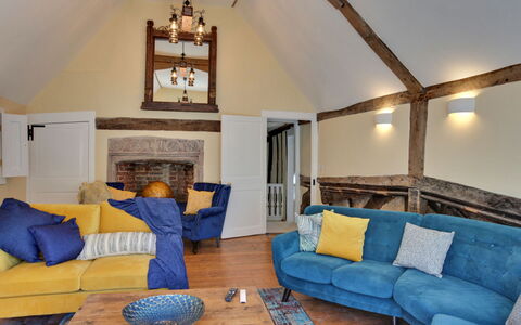 Josua, Maldon: Mobilia, Interior Design, Legna, Casa, Illuminazione, Soffitto, Divano, Pavimentazione, Soggiorno, Tavolo