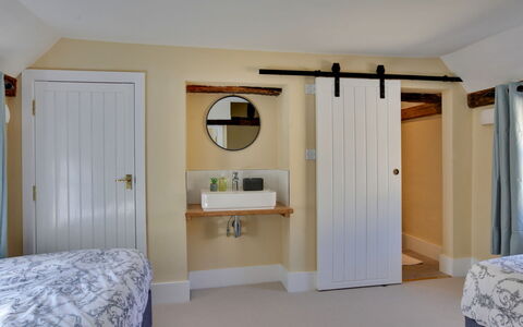 Josua, Maldon: Parete, Interior Design, Legna, Pavimentazione, Camera Da Letto, Mobilia, Letto, Pavimento, Soffitto, Camera