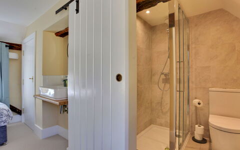 Josua, Maldon: Parete, Pavimentazione, Legna, Pavimento, Idraulico Fixture, Interior Design, Bagno, Porta, Idraulico, Camera