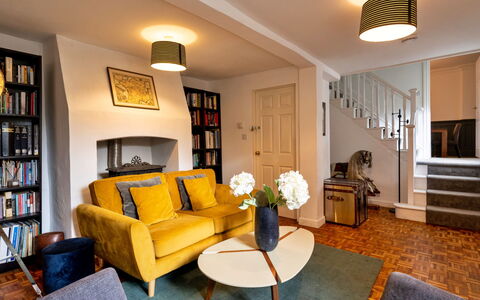 The Mount: Mobilia, Interior Design, Parete, Pavimentazione, Pavimento, Divano, Legna, Soggiorno, Camera, Soffitto