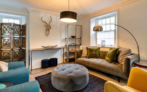 The Mount: Mobilia, Interior Design, Pavimentazione, Pavimento, Divano, Parete, Soggiorno, Legna, Camera, Soffitto
