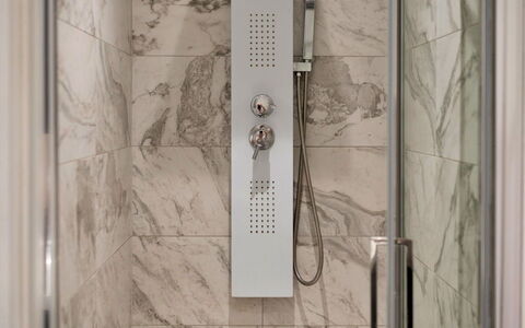 The Mount: Pavimentazione, Interior Design, Pavimento, Porta, Idraulico Fixture, Piastrella, Camera, Idraulico, Doccia Porta, Bagno