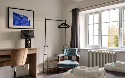 The Mount: Mobilia, Interior Design, Parete, Pavimentazione, Pavimento, Legna, Camera Da Letto, Tessile, Illuminazione, Letto