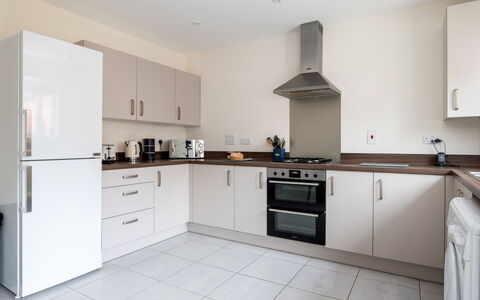 Field View: Pavimentazione, Interior Design, Legna, Cabinetry, Soffitto, Cucina, Apparecchio Major, Pavimento, Controsoffitto, Mobilia