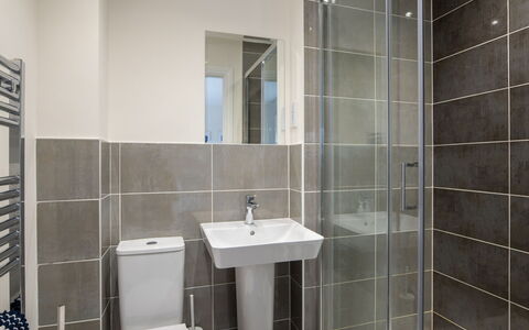 Field View: Pavimentazione, Parete, Pavimento, Interior Design, Idraulico Fixture, Bagno, Soffitto, Gabinetto, Lavello, Toilet Seat