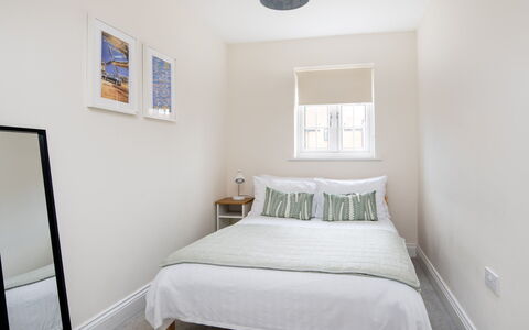 Field View: Letto, Interior Design, Camera Da Letto, Mobilia, Parete, Pavimento, Bedding, Pavimentazione, Lenzuolo, Soffitto
