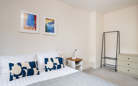 Field View: Mobilia, Letto, Interior Design, Camera Da Letto, Pavimentazione, Pavimento, Legna, Camera, Lenzuolo, Bedding