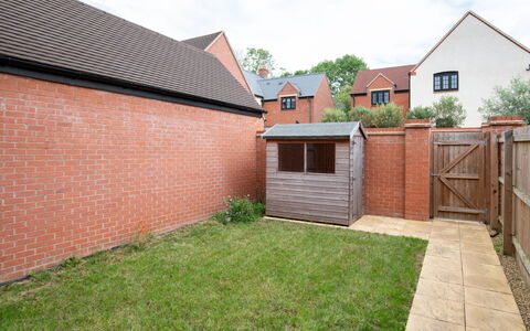Field View: Parete, Brick, Muratura, Zona Residenziale, Tetto, Porta, Materiale Composito, Backyard, Color Legno, Giardino