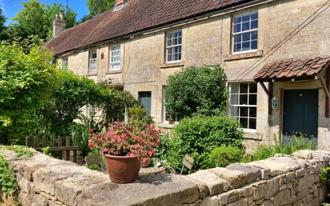 Meadowsweet Cottage: Casa, Arbusto, Villetta, Tetto, Lotto, Groundcover, Giardino, Vaso Di Fiori, Flagstone
