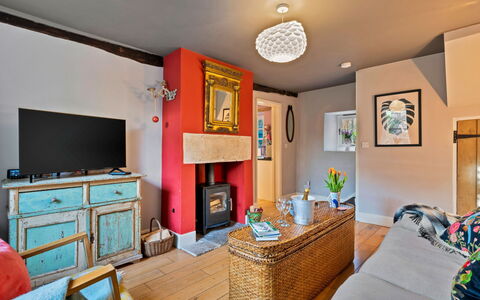 Meadowsweet Cottage: Mobilia, Interior Design, Parete, Legna, Pavimentazione, Camera, Soffitto, Pavimento, Illuminazione, Soggiorno