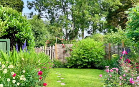 Meadowsweet Cottage: Fiore, Verde, Giardino, Arbusto, Prato, Passerella, Backyard, Groundcover, Primavera
