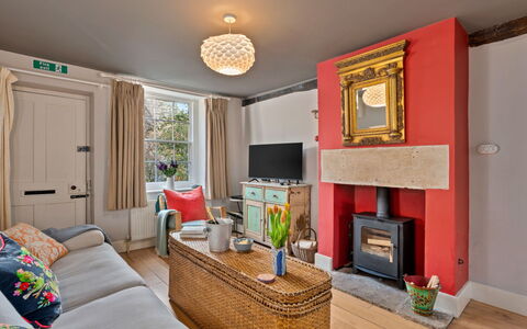 Meadowsweet Cottage: Mobilia, Interior Design, Pavimentazione, Parete, Pavimento, Legna, Camera, Soffitto, Tavolo, Soggiorno