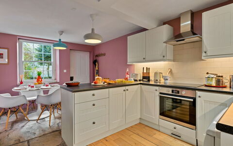 Meadowsweet Cottage: Cucina, Controsoffitto, Interior Design, Mobilia, Elettrodomestico Da Cucina, Cabinetry, Pavimentazione, Legna, Apparecchio Major, Soffitto