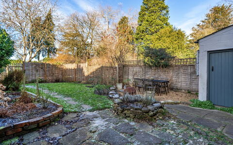 Meadowsweet Cottage: Arbusto, Paesaggio, Giardino, Groundcover, Flagstone, Backyard, Brick, Cortile, Landscaping, Passerella