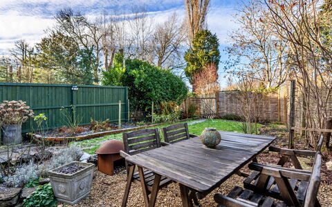 Meadowsweet Cottage: Mobilia, Legna, Mobili Da Esterno, Arbusto, Tavolo, Tavolo Esterno, Giardino, Sedia, Groundcover, Backyard