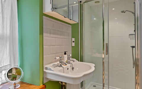 Meadowsweet Cottage: Bagno, Lavandino Del Bagno, Idraulico Fixture, Parete, Interior Design, Lavello, Pavimentazione, Pavimento, Rubinetto, Specchio