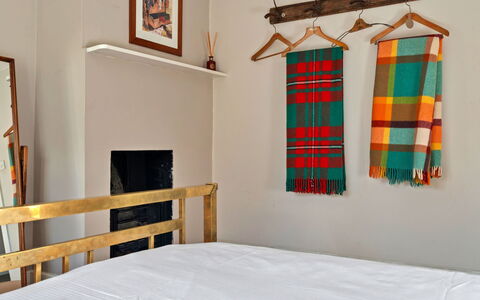 Meadowsweet Cottage: Legna, Interior Design, Biancheria, Pavimentazione, Camera Da Letto, Letto, Pavimento, Mobilia, Bedding, Camera