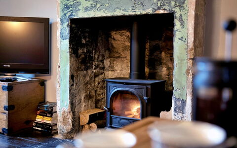Flittermouse Cottage: Focolare, Mobilia, Pavimentazione, Interior Design, Stufa, Camera, Stufa A Legna, Calore, Camino, Soggiorno