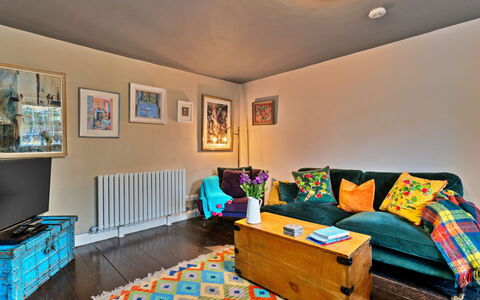 Flittermouse Cottage: Mobilia, Interior Design, Divano, Pavimentazione, Parete, Pavimento, Soggiorno, Camera, Legna, Soffitto