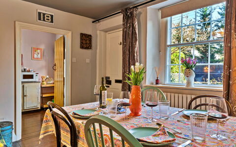 Flittermouse Cottage: Mobilia, Interior Design, Sala Da Pranzo, Sedia, Pavimentazione, Parete, Tavolo, Legna, Cucina & Sala Da Pranzo Tavolo, Soffitto
