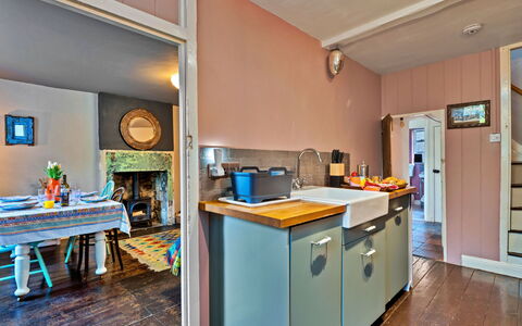 Flittermouse Cottage: Mobilia, Cucina, Legna, Controsoffitto, Interior Design, Pavimentazione, Soffitto, Pavimento, Camera, Illuminazione