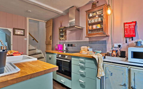 Flittermouse Cottage: Cucina, Elettrodomestico Da Cucina, Controsoffitto, Mobilia, Apparecchio Major, Interior Design, Cabinetry, Legna, Pavimentazione, Camera