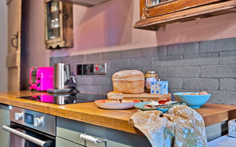 Flittermouse Cottage: Cucina, Elettrodomestico Da Cucina, Controsoffitto, Mobilia, Cabinetry, Apparecchio Major, Interior Design, Elettrodomestico, Pavimentazione, Tavola